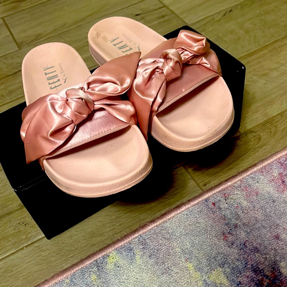 💥PRICE DROP💥Fenty slides by Rihanna with show box